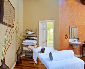 Escarpment Retreat and Day Spa Logo and Images