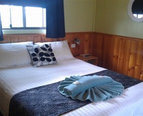 Hobart Cabins and Cottages Logo and Images