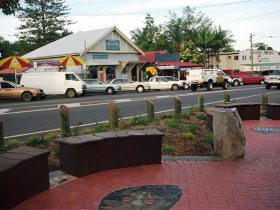 Maleny Handicraft Markets Logo and Images