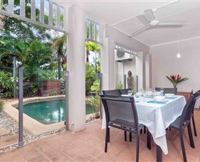 The Villas Palm Cove Logo and Images