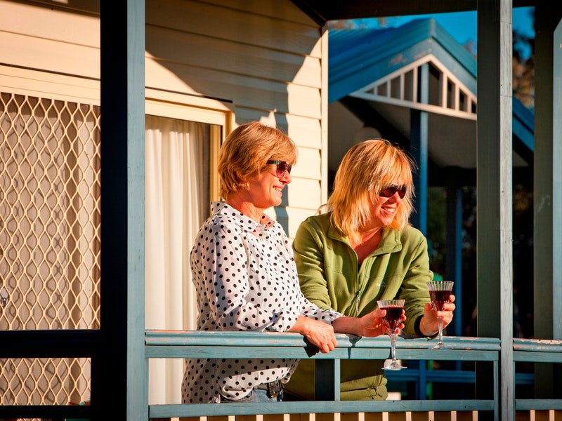 Urana Aquatic Centre Caravan Park Logo and Images