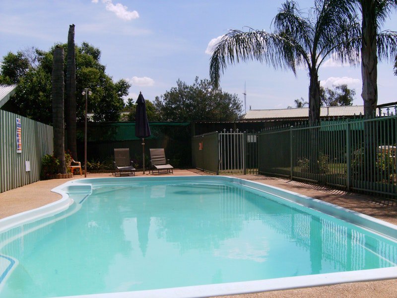 Parkes Overnighter Caravan Park Logo and Images