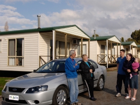 Discovery Holiday Parks  Hadspen Cosy Cabins Logo and Images