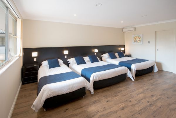 Bundanoon Country Inn Motel Logo and Images