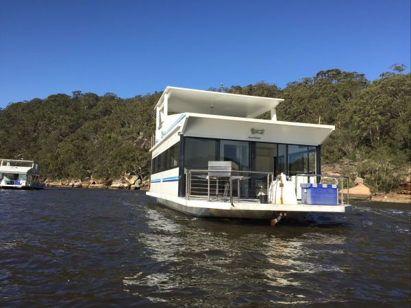 Luxury Afloat Hawkesbury River and Brooklyn Logo and Images