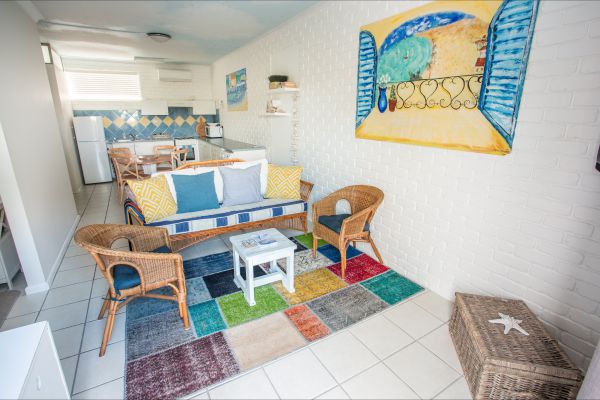 Arlingtons Accommodation Logo and Images