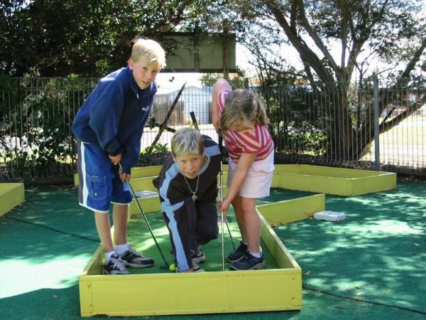 Dylene Caravan Park Logo and Images