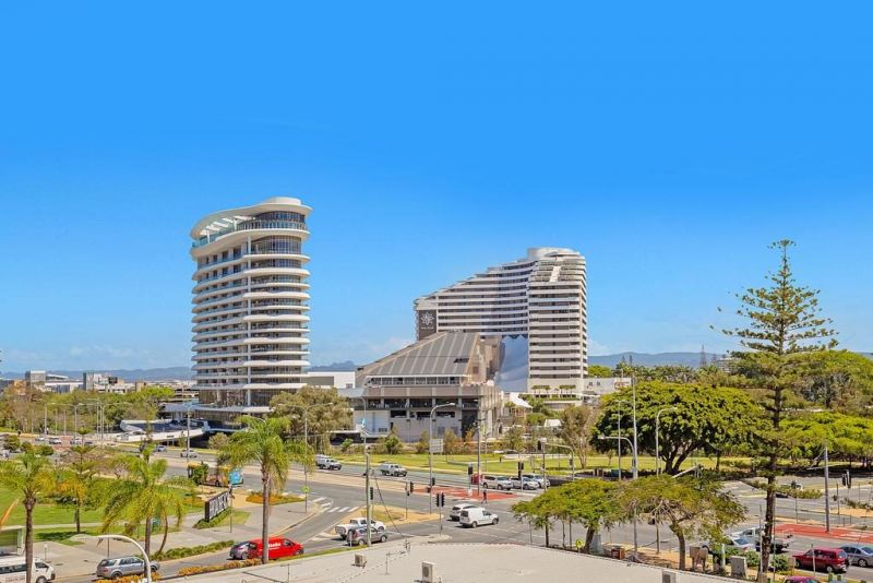 Broadbeach Holiday Apartments Logo and Images