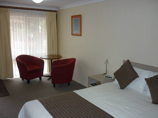 Bomaderry Motor Inn Logo and Images