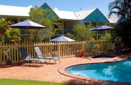 Chez Noosa Resort Motel Logo and Images