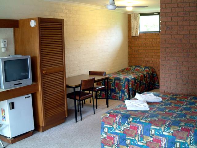 Colonial Motor Inn Pambula Logo and Images