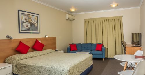 Nambour Heights Motel Logo and Images