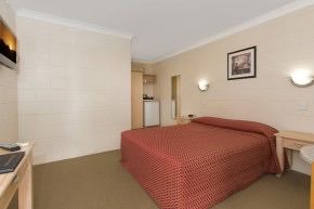 Nambour Lodge Motel Logo and Images