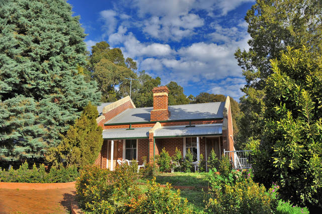 Mundaring Weir Hotel Logo and Images