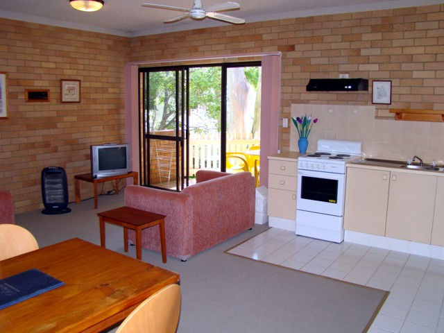 Noosa Yallambee Holiday Apartments Logo and Images