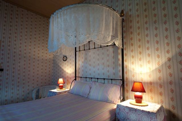 Sarah Jane Cottage Logo and Images