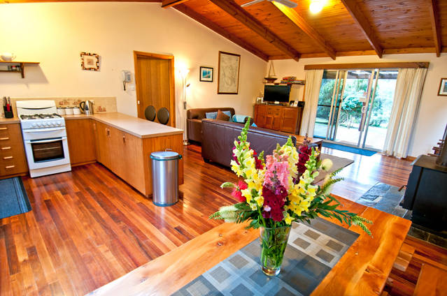 Seaview Retreat Logo and Images