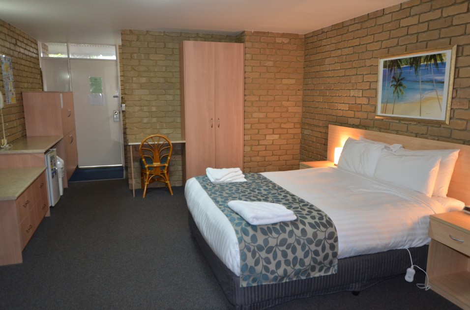 Tropicana Motor Inn Logo and Images