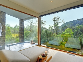 Waldheim Alpine Spa - Cradle Mountain Lodge Logo and Images