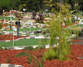 18 Hole Mini Golf - Club Husky Logo and Images