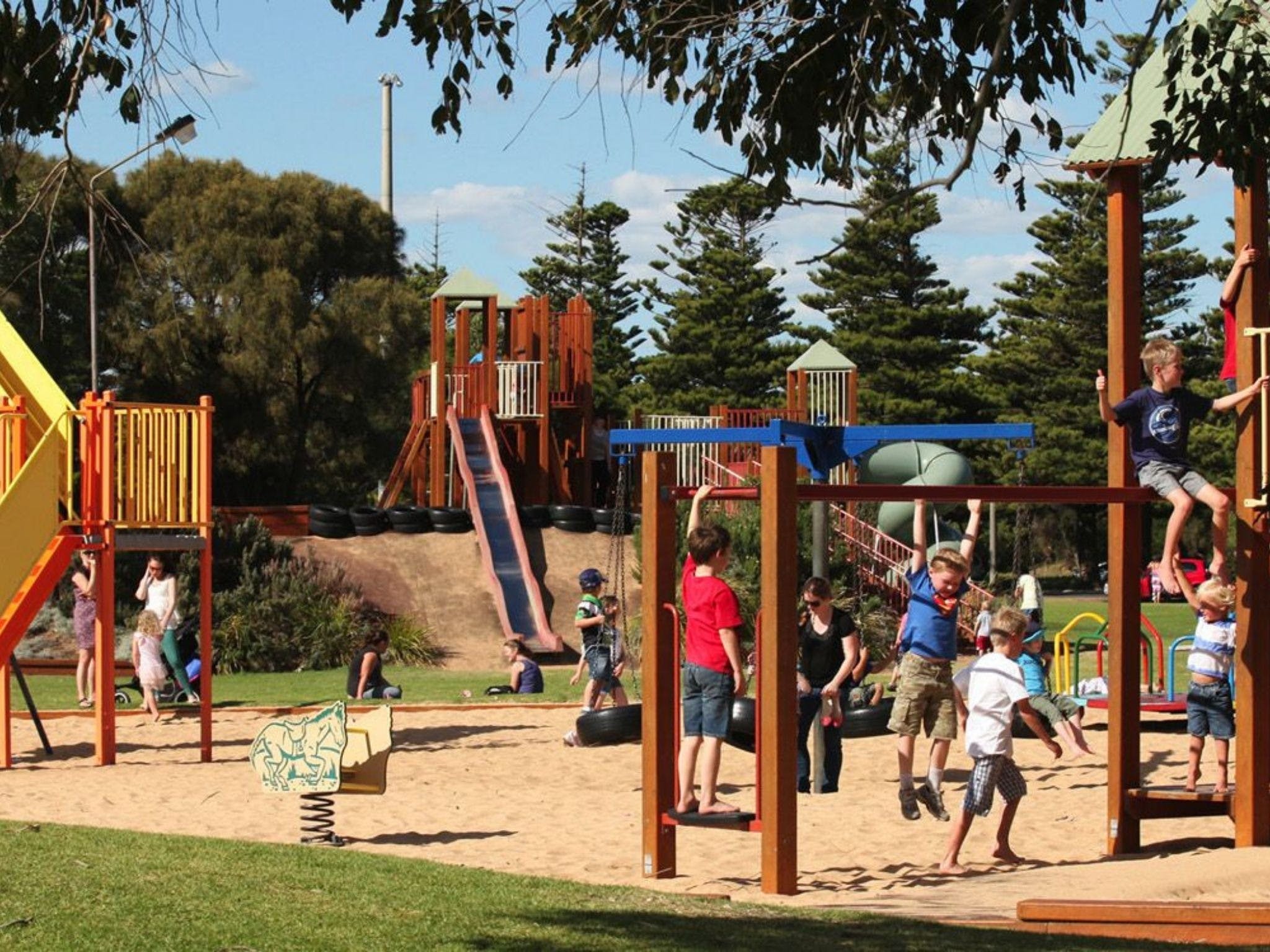 Lake Pertobe Logo and Images