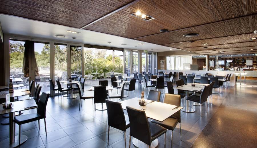 Villa Noosa Hotel - Noosaville Logo and Images