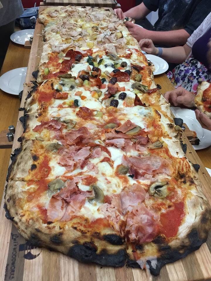 Pizzalunga Logo and Images