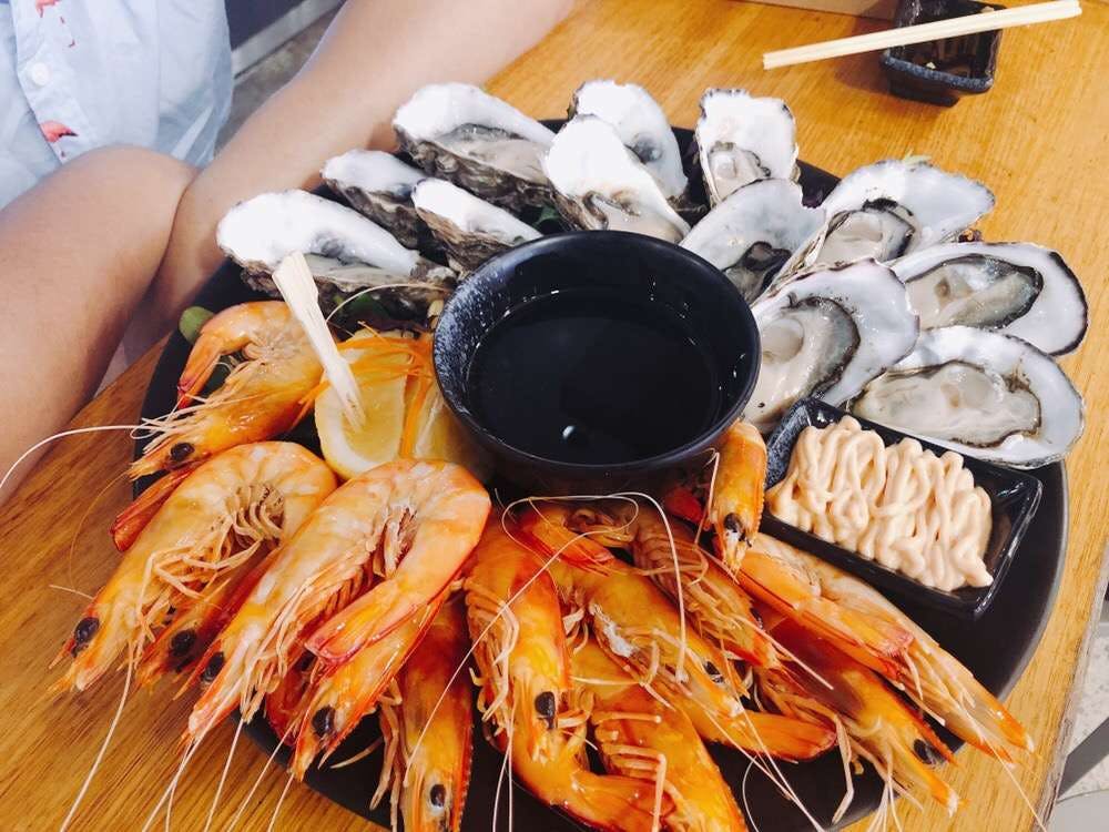 Reef Seafood and Sushi Logo and Images
