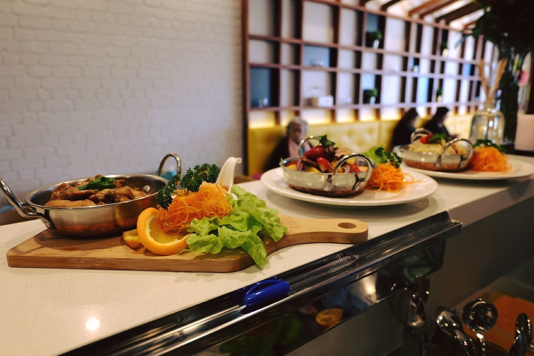 LR Sushi - Brisbane CBD Logo and Images