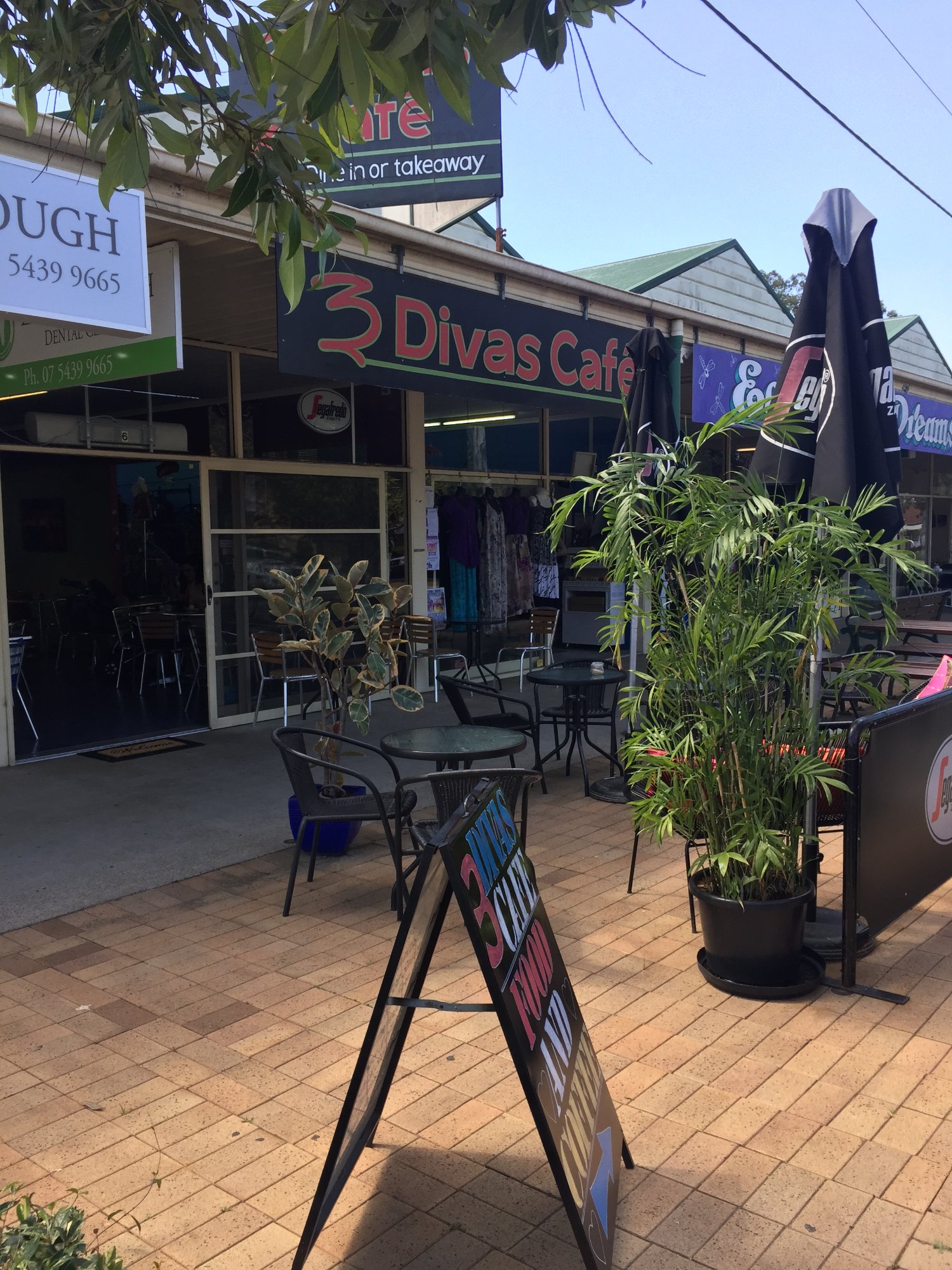3 Divas Cafe Logo and Images