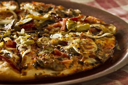 Hungry Wolf’s Wyoming Pizza & Pasta Logo and Images