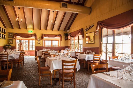 Il Cacciatore Restaurant Logo and Images